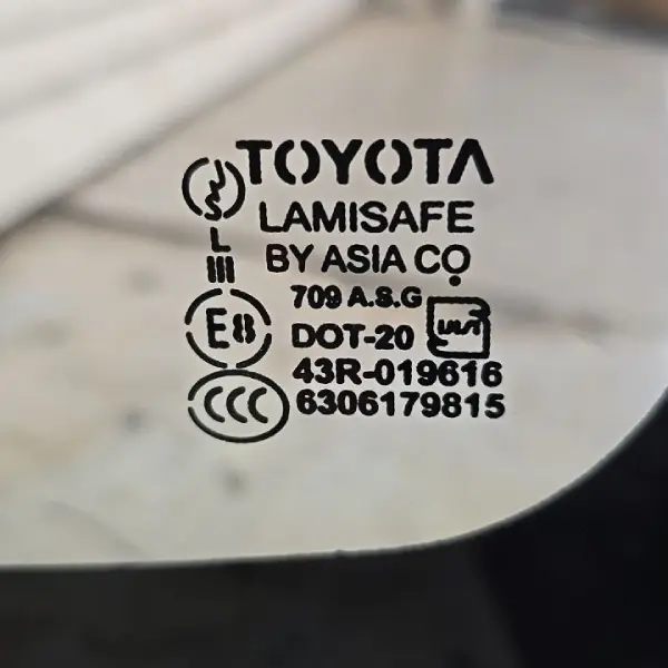 شیشه جلو هایلوکس 2001